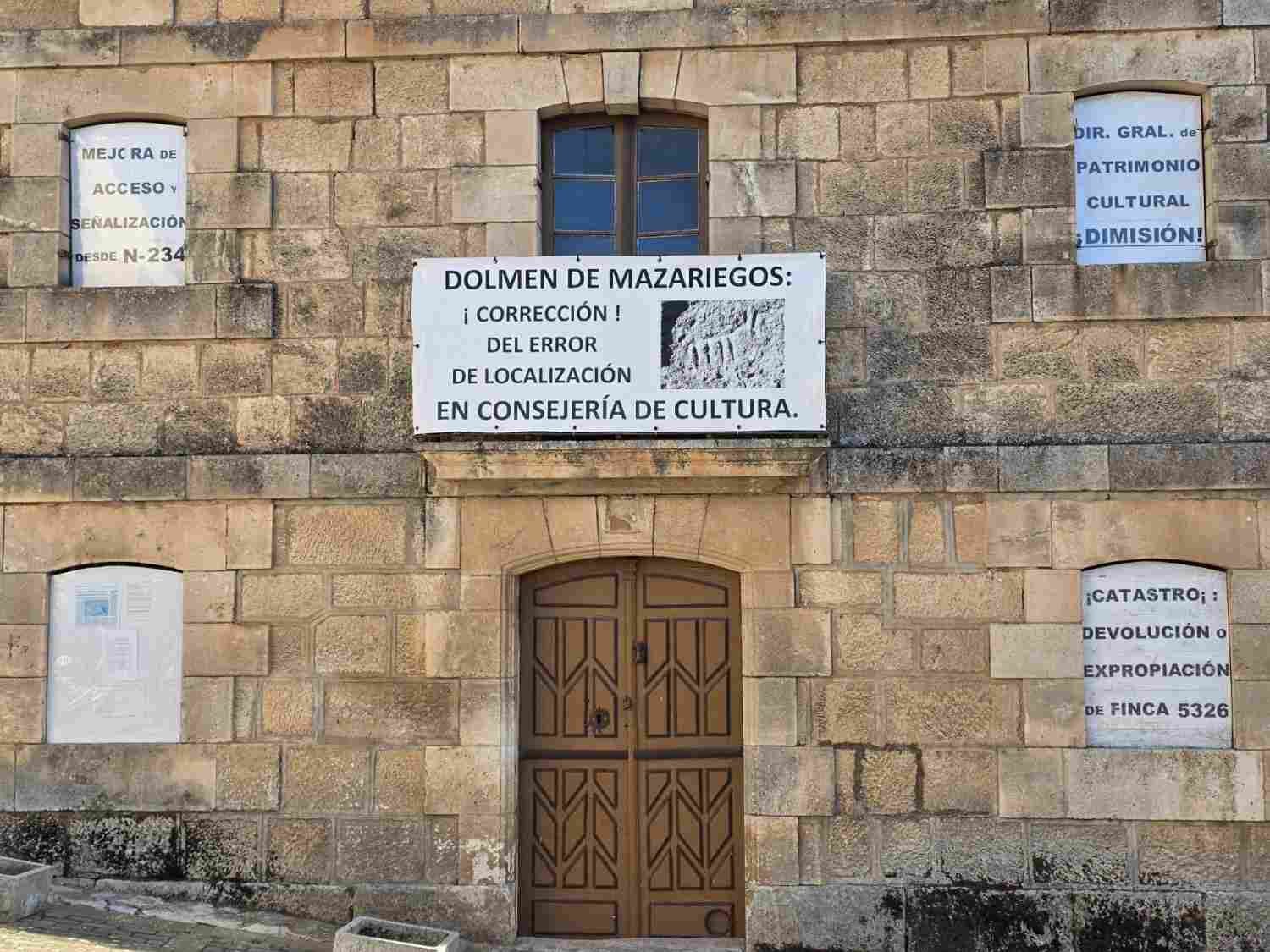 Edificio con anuncios diversos