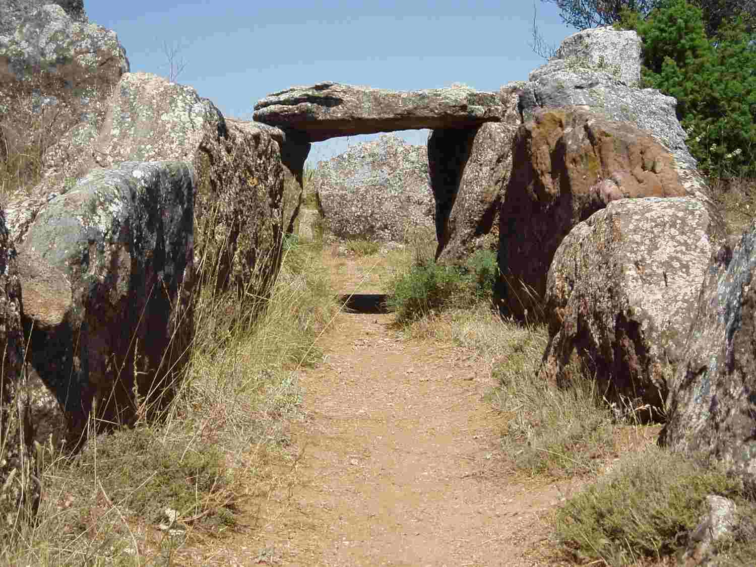 Sendero entre grandes piedras